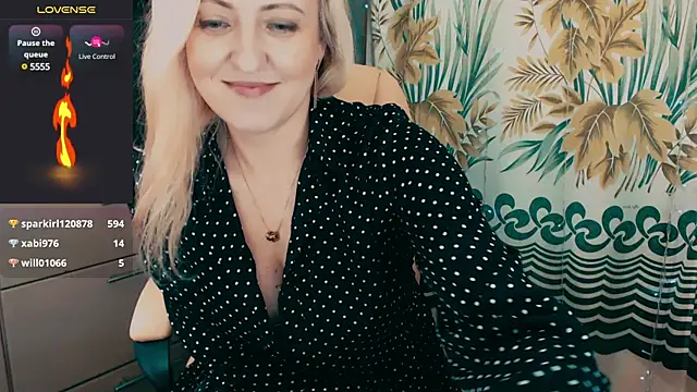 Snapshot of ElysonLang chatting on December 12, 11:03 pm ElysonLang online show from December 12, 11:03 pm