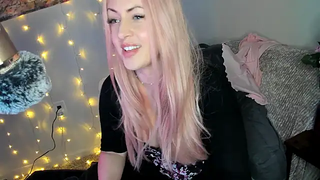 Snapshot of lovejulietxo chatting on December 3, 5:09 am lovejulietxo online show from December 3, 5:09 am