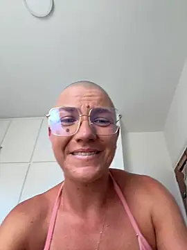 Snapshot of PaulinaSchubert1 chatting on May 31, 1:40 pm PaulinaSchubert1 online show from May 31, 1:40 pm
