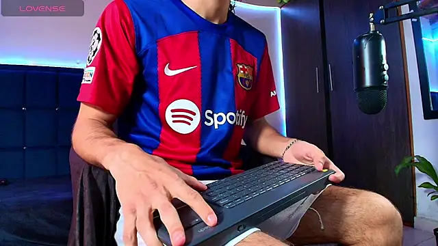 kuzzcoo online show from September 28, 8:36 pm