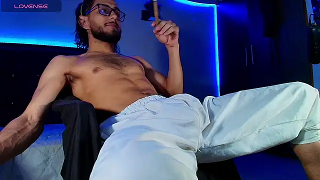 kuzzcoo online show from November 3, 3:19 am