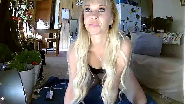 Snapshot of lyra_rose chatting on December 21, 6:04 pm lyra rose online show from December 21, 6:04 pm