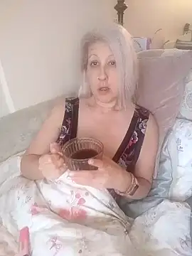 Snapshot of MaggieMoonxxx chatting on December 16, 8:41 am MaggieMoonxxx online show from December 16, 8:41 am