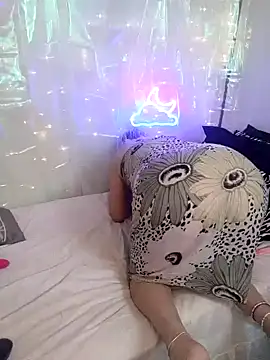 Snapshot of MaggieMoonxxx chatting on January 18, 11:43 am MaggieMoonxxx online show from January 18, 11:43 am