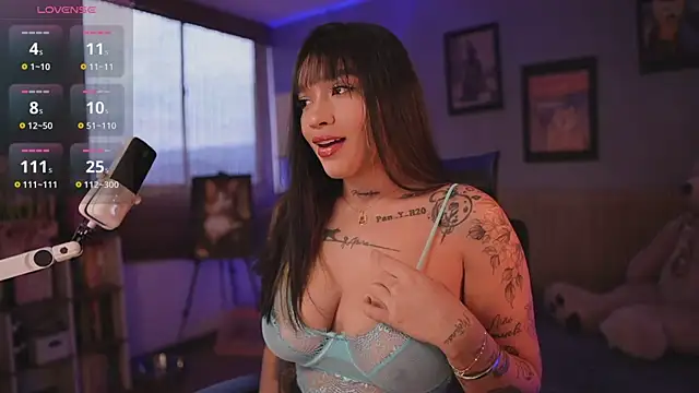 HannahW  online show from November 15, 9:43 pm