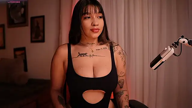 HannahW  online show from January 17, 10:24 pm