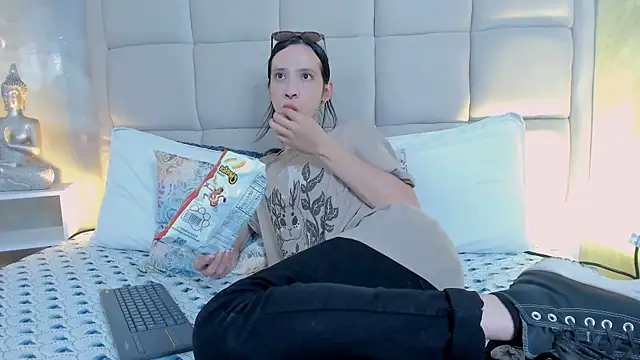 Hecatee 77 online show from January 7, 8:00 pm