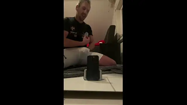 Snapshot of LeviXtreme chatting on November 6, 10:32 pm LeviXtreme online show from November 6, 10:32 pm