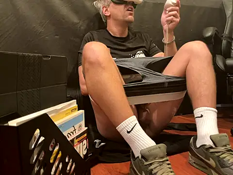 Snapshot of LeviXtreme chatting on November 28, 5:10 am LeviXtreme online show from November 28, 5:10 am