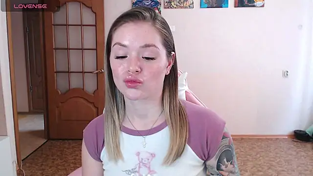 Snapshot of miaacatt chatting on March 12, 9:04 am miaacatt online show from March 12, 9:04 am