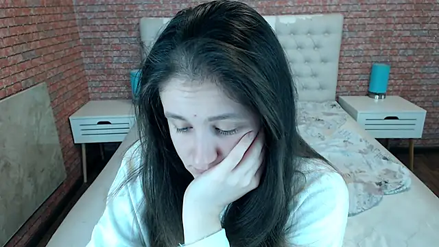 Holliy Cooper online show from November 28, 8:50 am