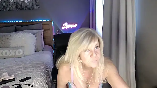 Lenaxox online show from March 19, 3:05 pm