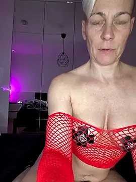 Snapshot of DarleenHot chatting on December 1, 6:13 pm DarleenHot online show from December 1, 6:13 pm