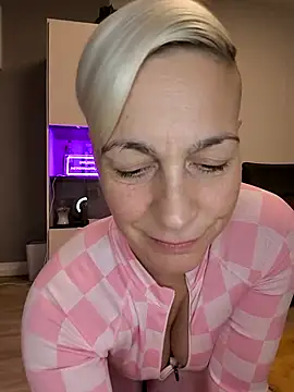 Snapshot of DarleenHot chatting on December 4, 4:16 pm DarleenHot online show from December 4, 4:16 pm