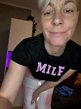 Snapshot of DarleenHot chatting on December 22, 3:31 pm DarleenHot online show from December 22, 3:31 pm