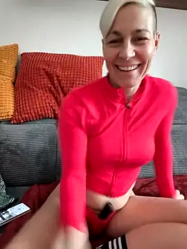 Snapshot of DarleenHot chatting on February 17, 8:55 am DarleenHot online show from February 17, 8:55 am