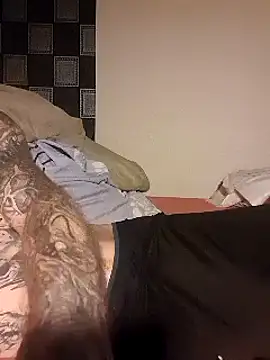 Snapshot of PIercingBoy38 chatting on January 22, 4:02 am PIercingBoy38 online show from January 22, 4:02 am