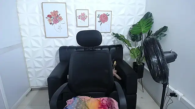 Snapshot of Valentinaa_mature chatting on February 13, 12:57 am Valentinaa mature online show from February 13, 12:57 am