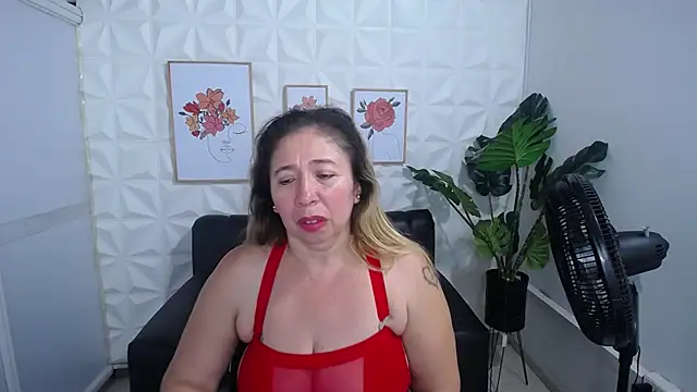 Snapshot of Valentinaa_mature chatting on February 14, 6:34 am Valentinaa mature online show from February 14, 6:34 am