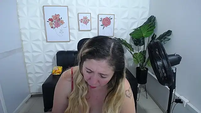 Snapshot of Valentinaa_mature chatting on February 18, 3:42 am Valentinaa mature online show from February 18, 3:42 am