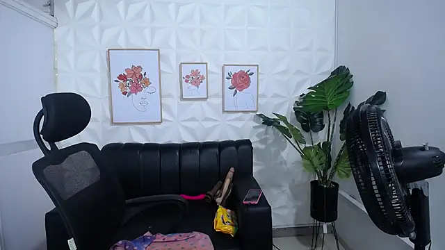 Snapshot of Valentinaa_mature chatting on February 27, 9:47 pm Valentinaa mature online show from February 27, 9:47 pm