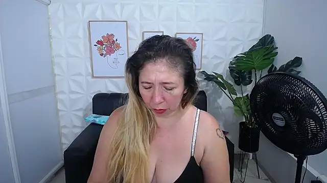 Snapshot of Valentinaa_mature chatting on March 7, 12:04 am Valentinaa mature online show from March 7, 12:04 am