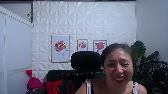 Snapshot of Valentinaa_mature chatting on March 12, 11:33 pm Valentinaa mature online show from March 12, 11:33 pm