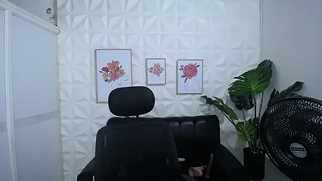 Snapshot of Valentinaa_mature chatting on March 13, 9:16 pm Valentinaa mature online show from March 13, 9:16 pm