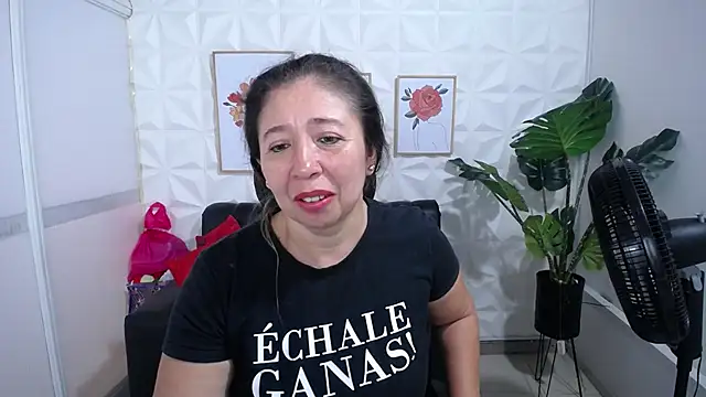 Snapshot of Valentinaa_mature chatting on March 14, 7:23 pm Valentinaa mature online show from March 14, 7:23 pm