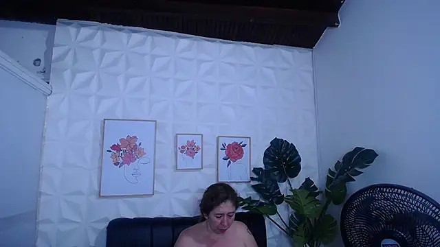 Snapshot of Valentinaa_mature chatting on September 16, 12:55 am Valentinaa mature online show from September 16, 12:55 am