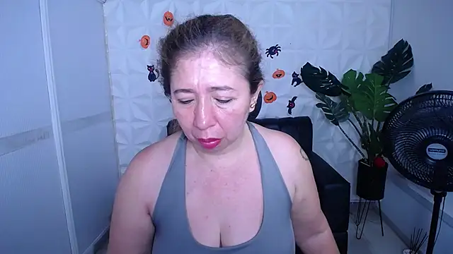 Snapshot of Valentinaa_mature chatting on October 12, 9:03 pm Valentinaa mature online show from October 12, 9:03 pm