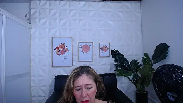 Snapshot of Valentinaa_mature chatting on February 23, 8:39 pm Valentinaa mature online show from February 23, 8:39 pm