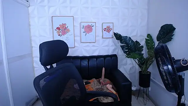 Snapshot of Valentinaa_mature chatting on February 26, 9:30 am Valentinaa mature online show from February 26, 9:30 am