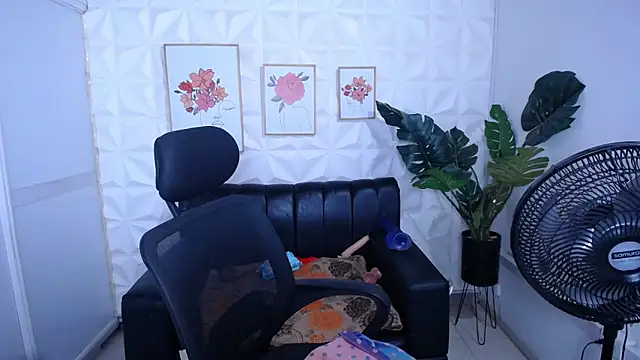 Snapshot of Valentinaa_mature chatting on March 4, 8:53 am Valentinaa mature online show from March 4, 8:53 am