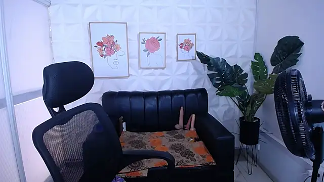 Snapshot of Valentinaa_mature chatting on March 6, 7:43 pm Valentinaa mature online show from March 6, 7:43 pm