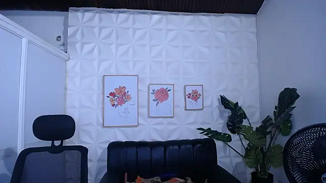 Snapshot of Valentinaa_mature chatting on March 17, 8:06 am Valentinaa mature online show from March 17, 8:06 am