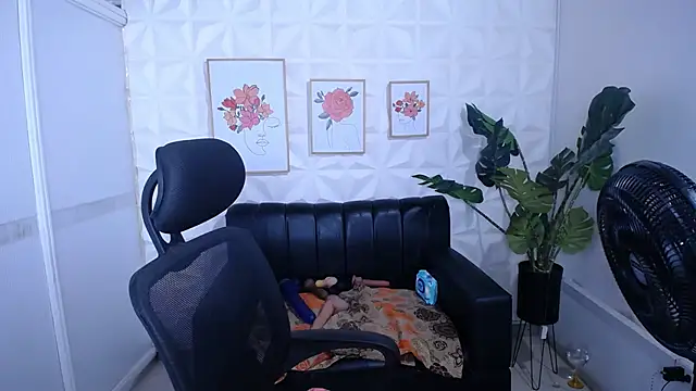 Snapshot of Valentinaa_mature chatting on March 17, 8:56 pm Valentinaa mature online show from March 17, 8:56 pm