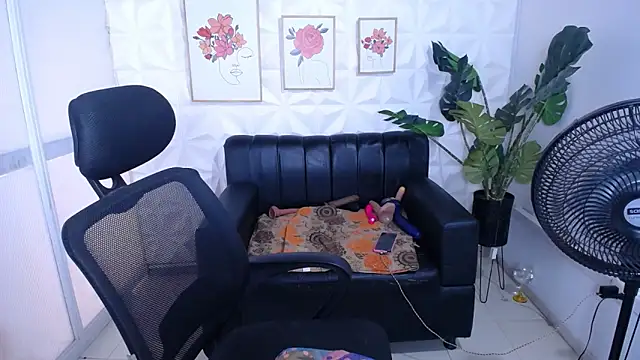 Snapshot of Valentinaa_mature chatting on March 19, 7:40 pm Valentinaa mature online show from March 19, 7:40 pm