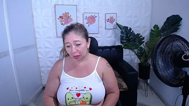 Snapshot of Valentinaa_mature chatting on March 23, 8:46 pm Valentinaa mature online show from March 23, 8:46 pm