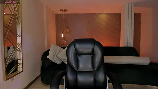 LizzHamilton   online show from November 28, 9:28 pm