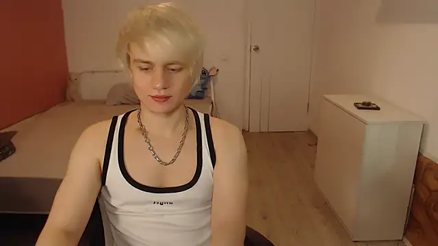 Snapshot of Oliver_sweet_ chatting on February 16, 1:24 am Oliver sweet online show from February 16, 1:24 am