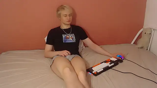 Snapshot of Oliver_sweet_ chatting on April 9, 1:16 am Oliver sweet online show from April 9, 1:16 am