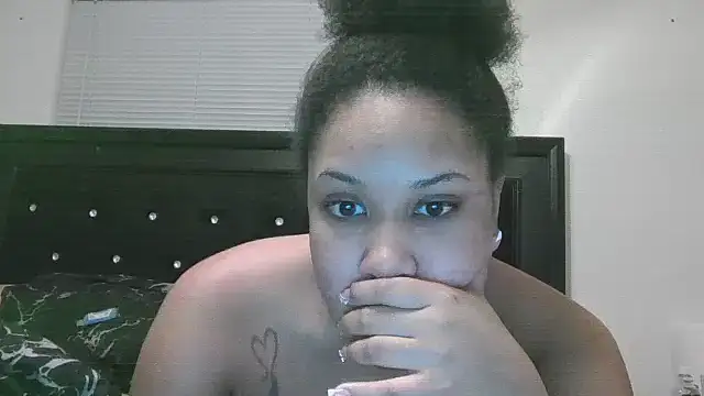 Snapshot of creamdreammmm chatting on March 22, 3:52 am creamdreammmm online show from March 22, 3:52 am