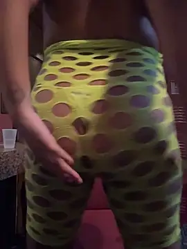 Snapshot of creamdreammmm chatting on February 10, 3:21 am creamdreammmm online show from February 10, 3:21 am