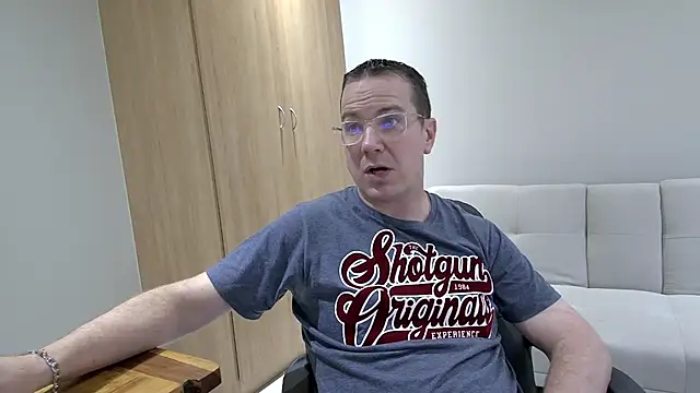 Snapshot of BrettJ81 chatting on January 7, 2:51 pm BrettJ81 online show from January 7, 2:51 pm