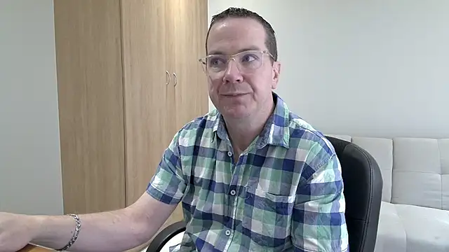 Snapshot of BrettJ81 chatting on October 4, 10:46 am BrettJ81 online show from October 4, 10:46 am