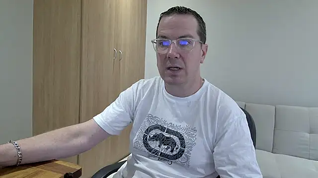 Snapshot of BrettJ81 chatting on November 3, 2:18 pm BrettJ81 online show from November 3, 2:18 pm
