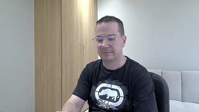 Snapshot of BrettJ81 chatting on November 12, 3:23 pm BrettJ81 online show from November 12, 3:23 pm