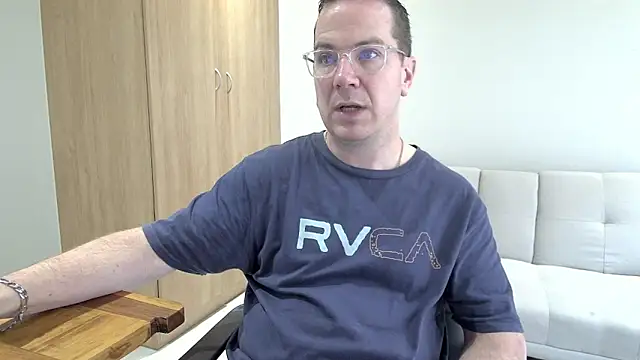 Snapshot of BrettJ81 chatting on November 29, 9:12 am BrettJ81 online show from November 29, 9:12 am