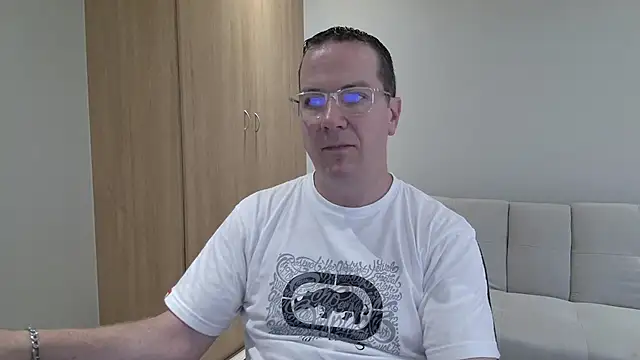 Snapshot of BrettJ81 chatting on November 30, 2:32 pm BrettJ81 online show from November 30, 2:32 pm